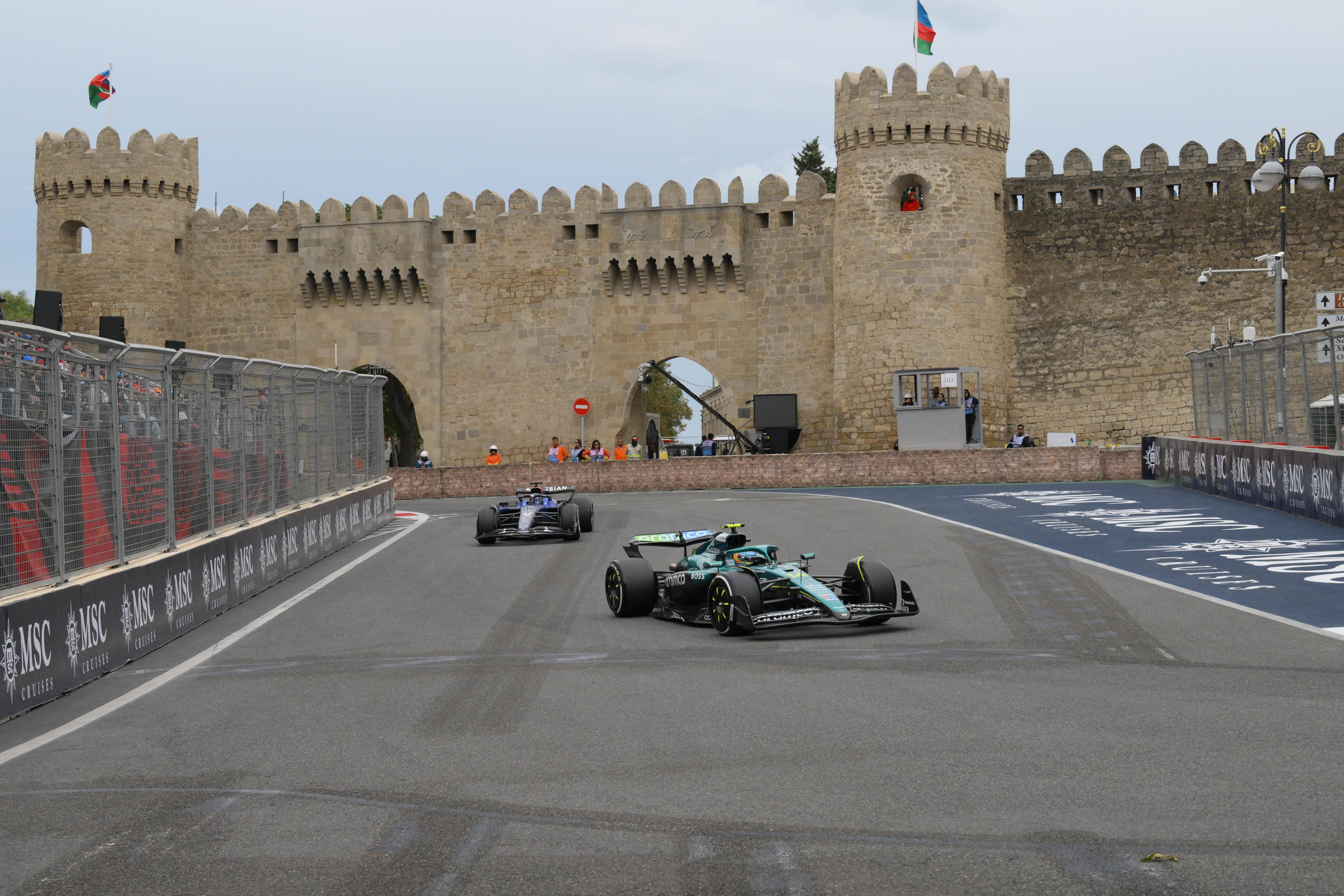 爱游戏在线-梅赛德斯碾压红牛二队，塞恩斯点燃赛场