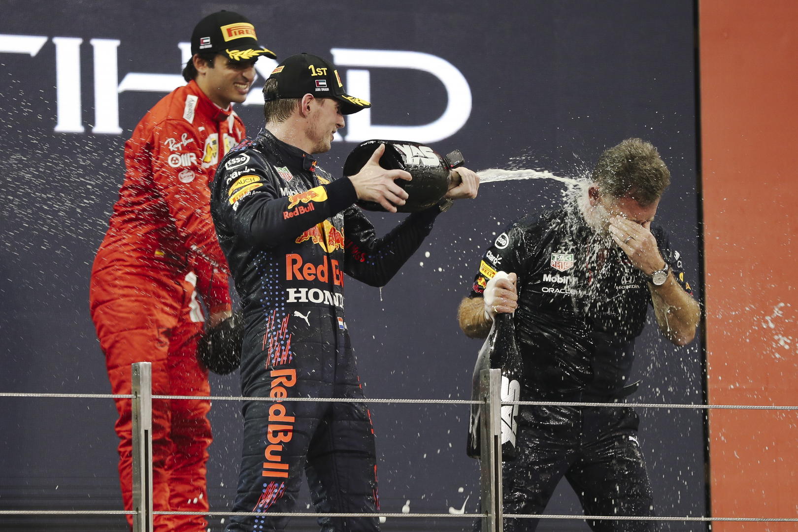 红牛二队鏖战梅赛德斯，维斯塔潘状态火热