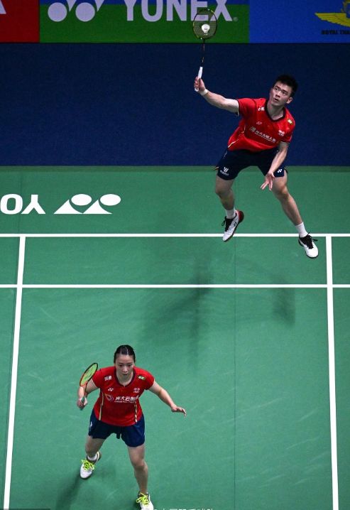 泰国队完胜印尼队,黄鸭组合点燃赛场 泰国队完胜印尼队,黄鸭组合点燃赛场