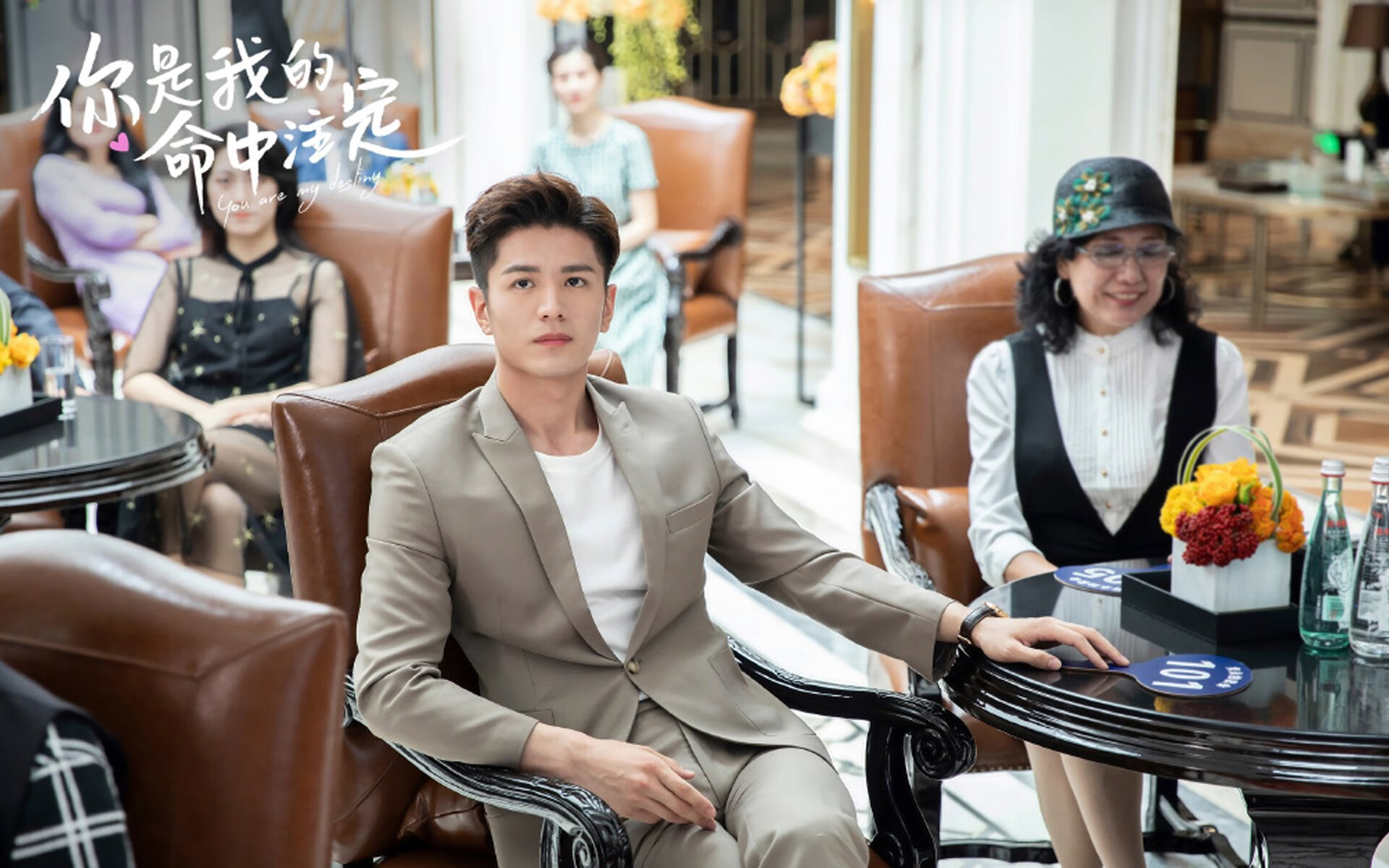 当向日葵遇见绿白条纹,一个法国人如何将两种颜色拧成战争与和平的绳结